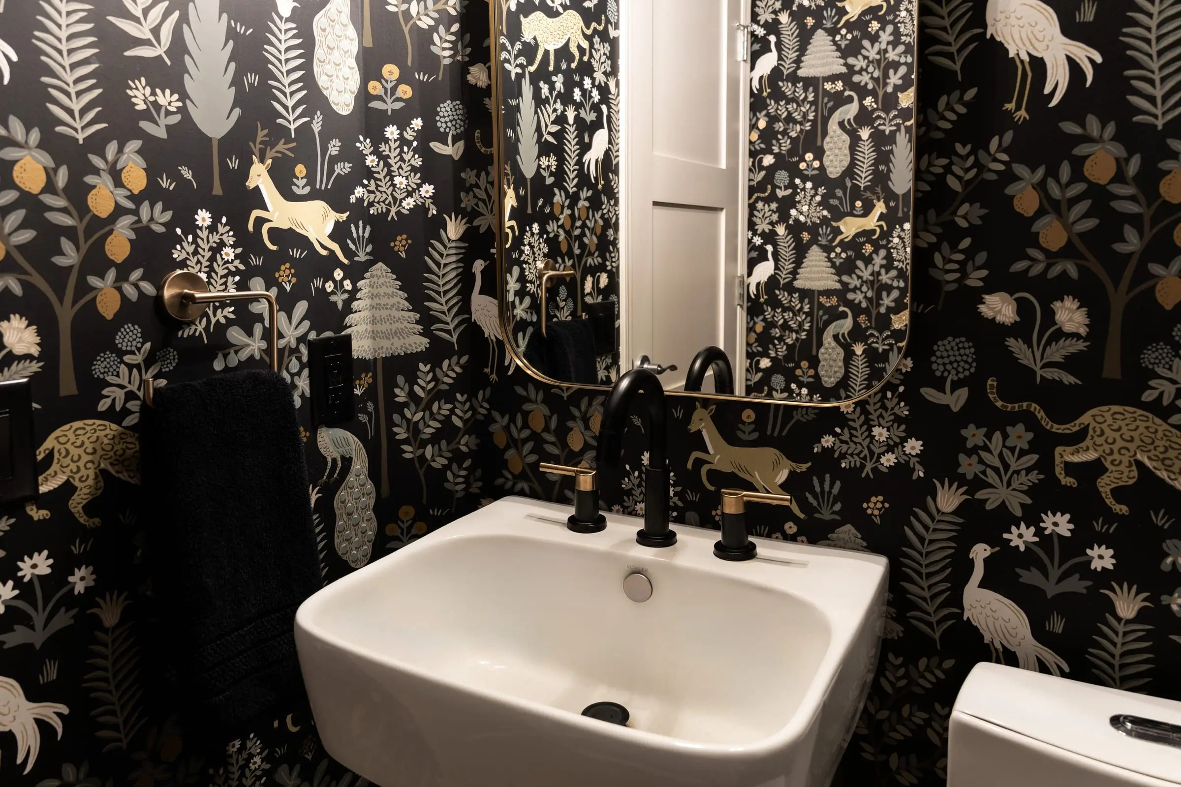 Italiano Bellissima Powder Room — photograph 1